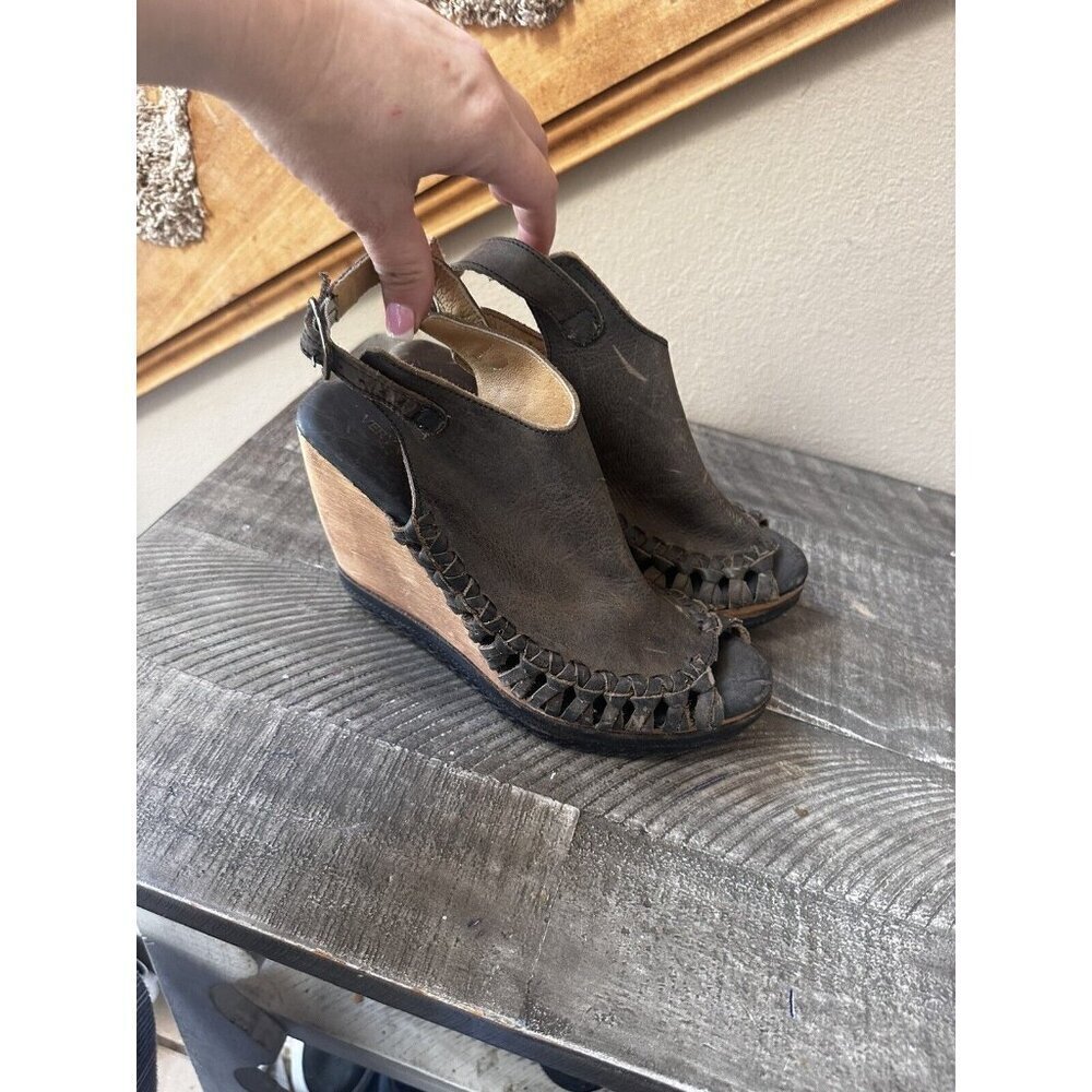 Very Volatile Los Angeles Black Distressed Leather Tarter High Wedge Sandal 8